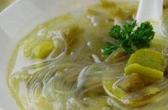 酸菜蚕豆粉丝汤